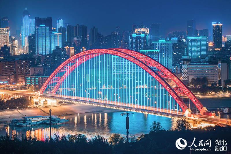 震撼！LED幕墻燈光技術(shù)助力70周年大型燈光秀，告白祖國(guó)！